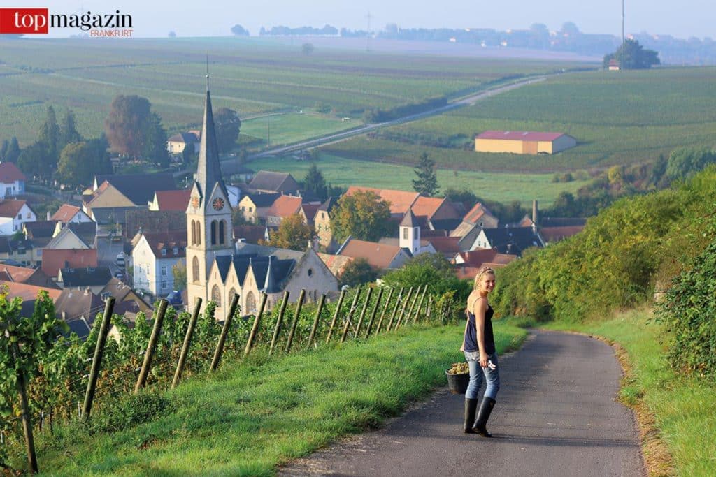 Winzerin Lisa Bunn unterwegs auf ihrem Weingut