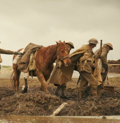 Mit dem Bagger eines Bauern durfte Dean O'Gorman den Acker wie ein Schlachtfeld aussehen lassen.
