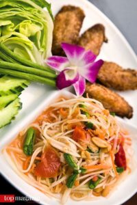 Original Som-Tam-Salat mit frittiertem Hähnchen im Restaurant Koh Samui