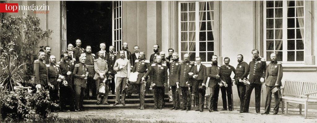 Abschlussfoto des Frankfurter Fürstentages von 1863 im Garten des Palais Thurn und Taxis – in der hellen Uniform König Maximilian von Bayern und Kaiser Franz Joseph I. von Österreich