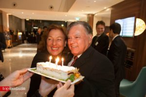 Geburtstagskind Günter F. Metz freut sich mit Gattin Elvira über seinen Kuchen.