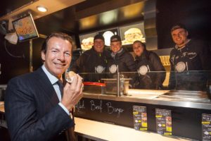 Hans T. Gonder (Gonder Facility Services) genießt einen Pulled Pork Miniburger am Main Course-Food Truck.