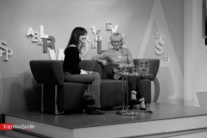 Moderatorin Luzia Braun mit Charlotte Roche auf dem Blauen Sofa
