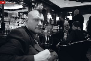 Sascha Lobo an der Bar im Steigenberger Frankfurter Hof