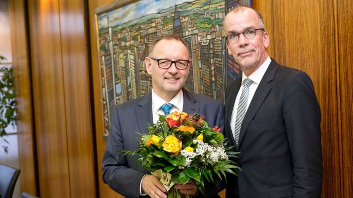 Der Vorsitzende des Rundfunkrats Jörn Dulige (rechts) gratuliert dem neu gewählten Intendanten des Hessischen Rundfunks Manfred Krupp. © HR/Ben Knabe