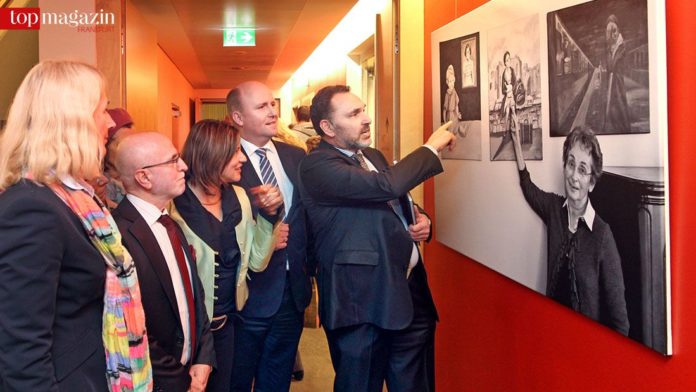Rafael Herlich bei der Vernissage mit Staatssekretärin Bernadette Weyland, Mark Dainow, Integrationsdezernentin Narges Eskandari-Grünberg und Stadtkämmerer Uwe Becker