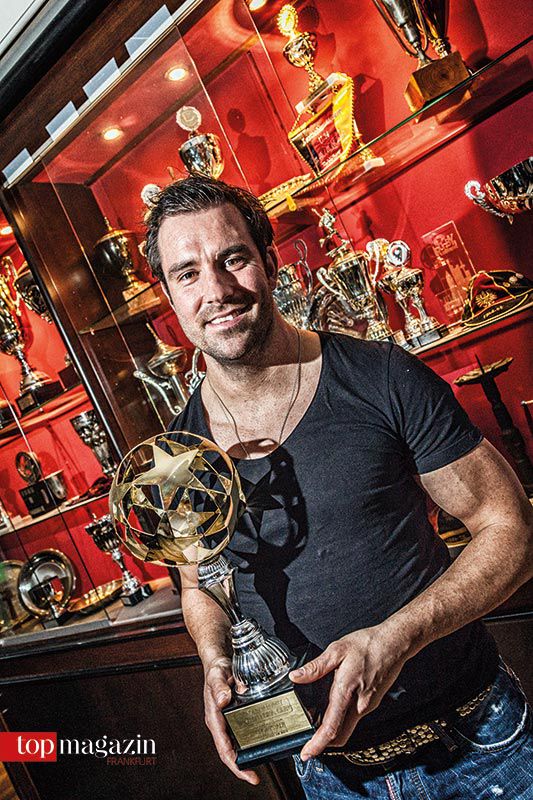 Reiche Tradition - Mark Sztyndera vor dem Trophäenschrank des SC 1880
