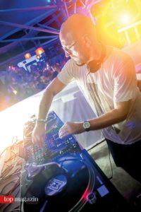 Sven Väth an den Turntables im ChaCha Moon Beach Club auf Koh Samui