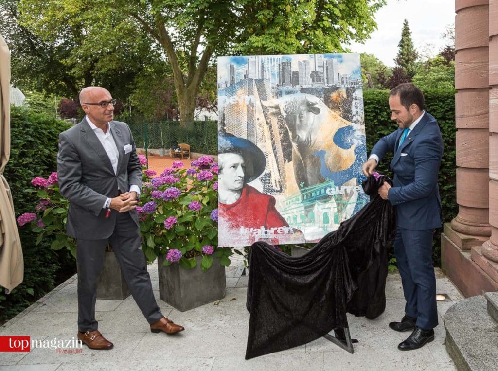 Honorarkonsul der Republik Tschechien Dr. Robin Leon Fritz und Top Magazin-Verleger Michael Ruiss bei der Enthüllung des zur Jubiläumsausgabe angefertigten Kunstwerks von Devin Miles