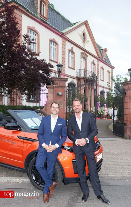 Bernd Mattick (Jaguar Land Rover Deutschland) mit Bernd Rumbler (Glinicke British Cars Frankfurt)