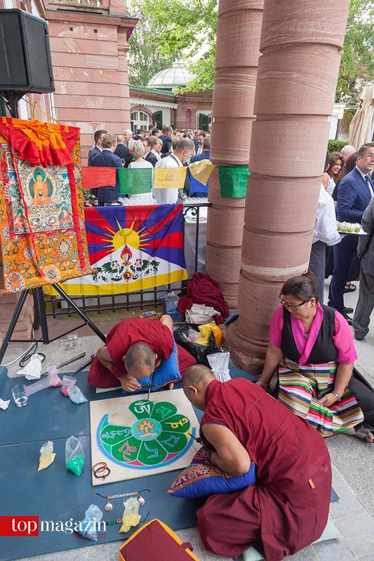 Das Sand-Mandala fordert präzise Handarbeit.