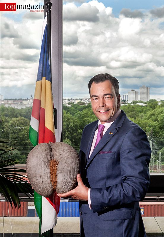 Honorarkonsul Max Hunzinger mit einem Samen der Coco de Mer