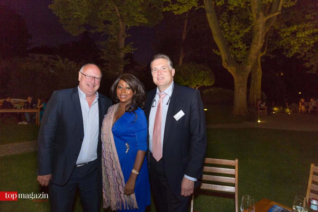 Martin und Fatoumata Schmidt mit Eschborns Bürgermeister a.D. Wilhelm Speckhardt (Speckhardt Consulting)