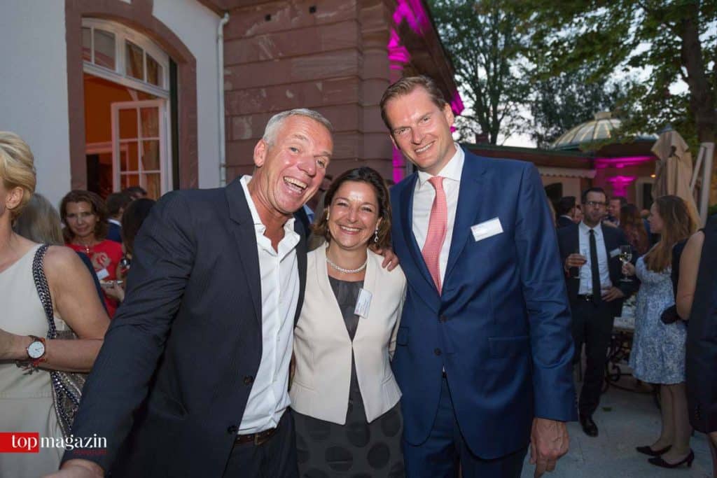 Oliver Gripp (Engel & Völkers) mit Friederike Lockau-Plesser (Bucherer) und mit Ehemann Villa Kennedy-Direktor Georg Plesser