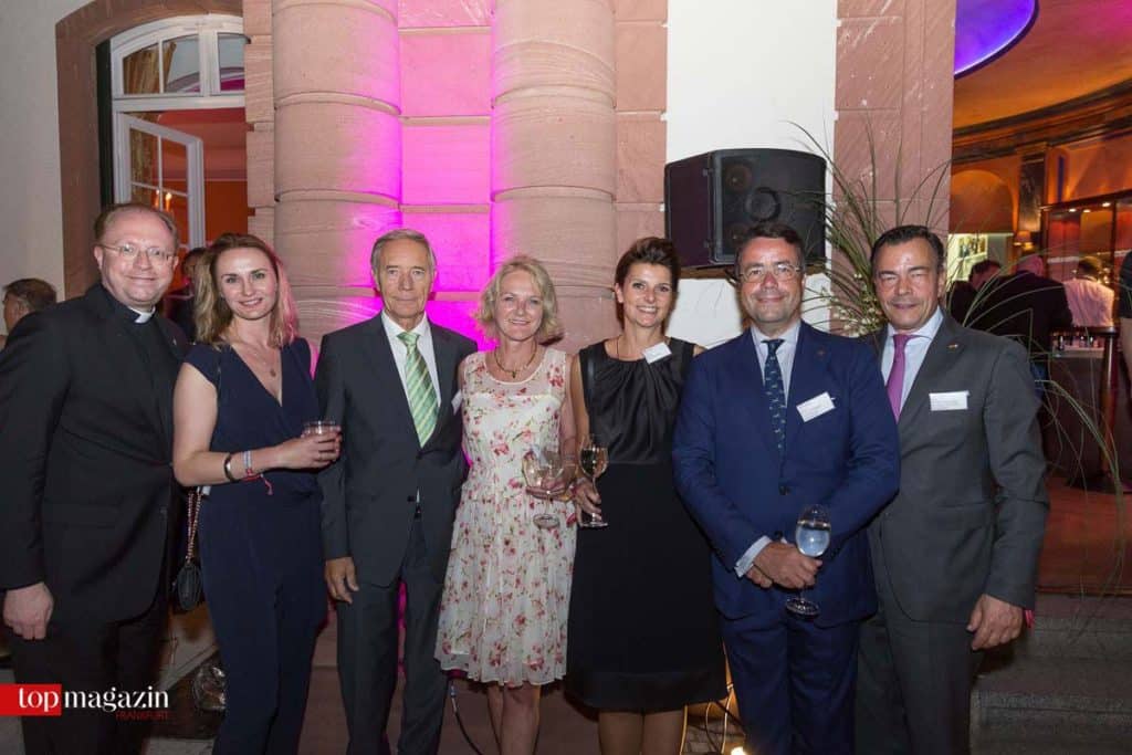 Pater Dr. Georg Fischer, OT mit Anja Krohnen (Küchenhaus Süd), Heinz und Monika Breuer, Tina Müller (Küchenhaus Süd) und Moritz und Max Hunzinger