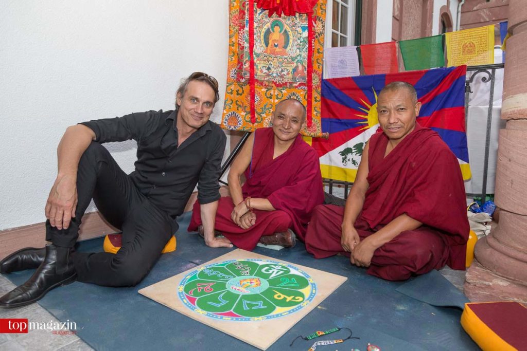 Schauspieler Ralf Bauer mit den Mönchen Gyaltsen und Karma vor dem fertigen Mandala Schauspieler Ralf Bauer mit den Mönchen Gyaltsen und Karma vor dem fertigen Mandala