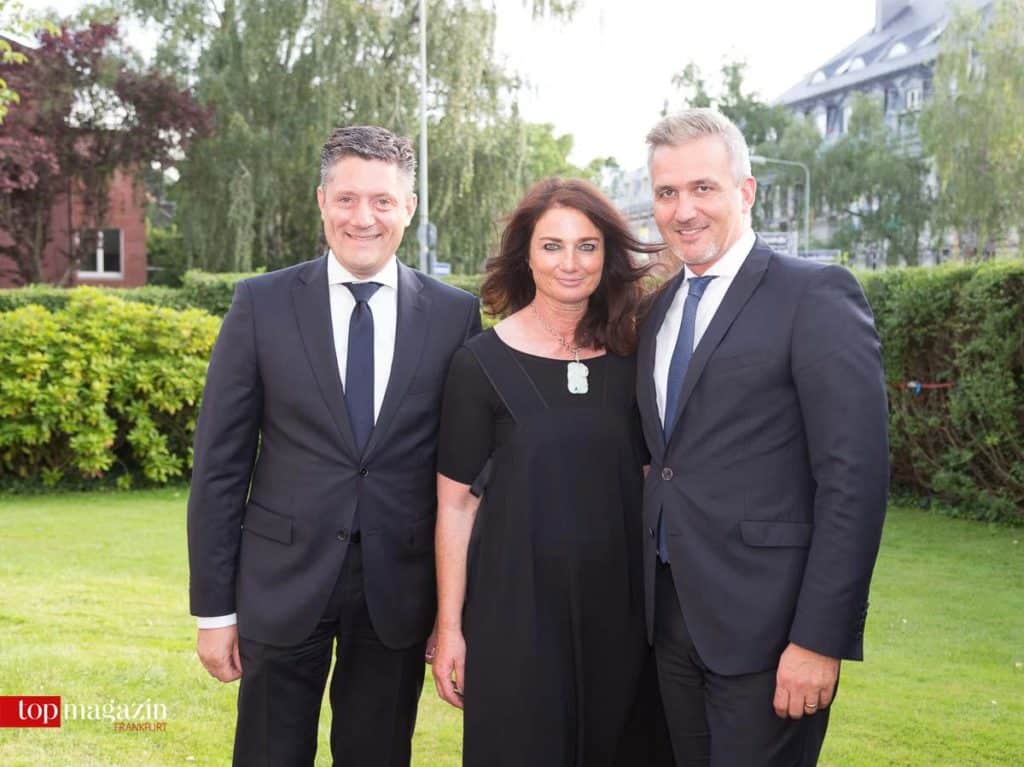 Torsten Bugla (Volkswagen Frankfurt) mit Petra Greilach und Markus Wiedmann (Volkswagen Frankfurt)