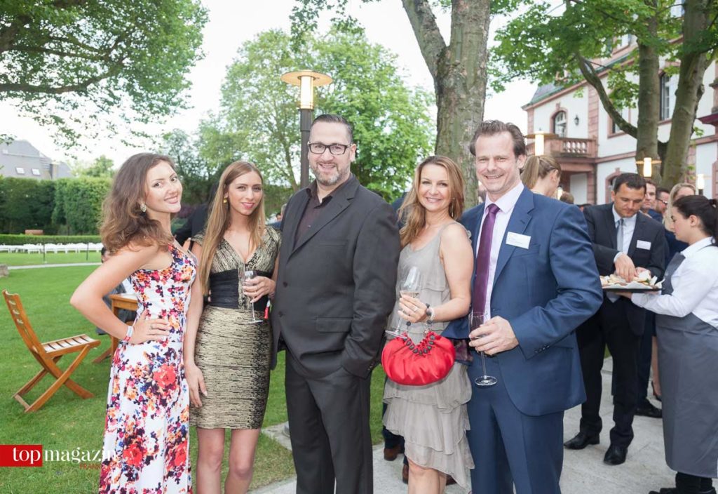 Valeria Nazarova mit Marianna Colucci, Ömür Pak (Oral Design Center Frankfurt), Kristina Merk und Dr. Martin Merk (Dr. Merk & Partner)