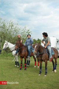 Die sogenannten Grooms warten an der Pony Line mit den Auswechselpferden.