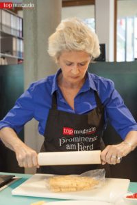 Petra roth bearbeitet den Mürbeteig mit dem Nudelholz