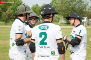 Teambesprechung bei Team Land Rover