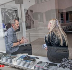 Anton Corbijn im Gespräch mit Top Magazin-Redakteurin Annika John in der Galerie Anita Beckers