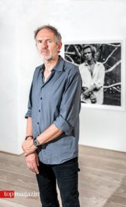 Anton Corbijn vor seinem Portrait von Keith Richards