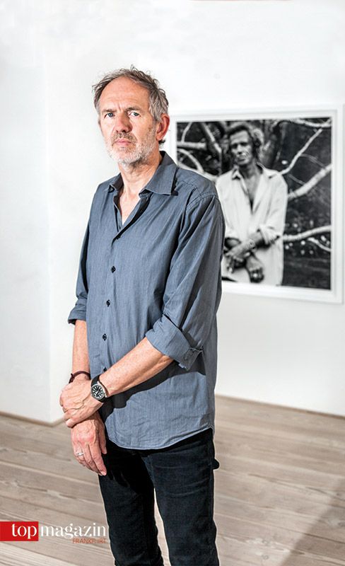 Anton Corbijn vor seinem Portrait von Keith Richards