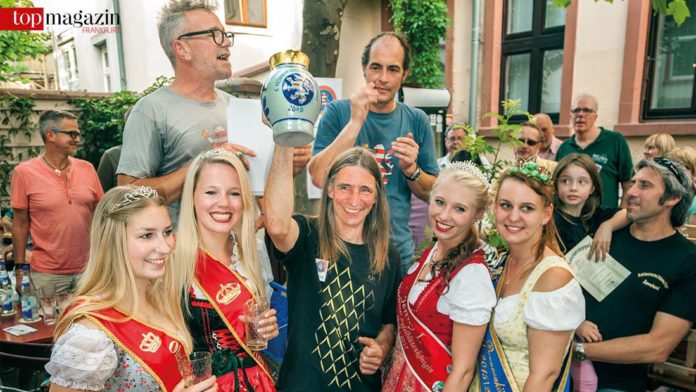 Jörg Markloff mit Siegerbembel und den Apfelweinköniginnen