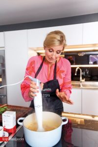 Kiwi püriert die Kürbisse.