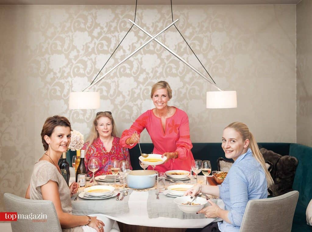 Kiwi tischt auf - für Küchenhaus Süd-Chefin Tina Müller und die Top Magazin-Redakteurinnen Barbara Altherr und Annika John