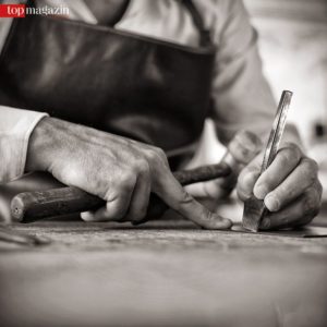 Bis zu 100 Arbeitsschritte sind bei S.T. Dupont für die Fertigung eines Kleinlederprodukts erforderlich.