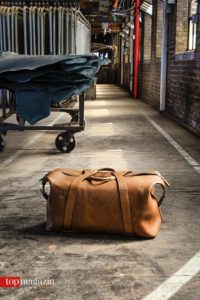 Das Leder aus der Manufaktur Horween wird bei Kreis verarbeitet, zum Beispiel zu dieser Reisetasche.