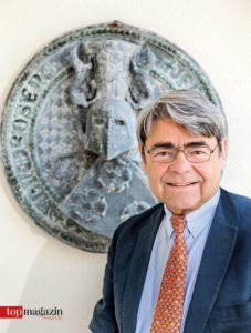 Prof. Dr. Rüdiger Freiherr von Rosen vor seinem Familienwappen