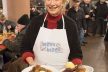 Ex OB Petra Roth beim Kellnern