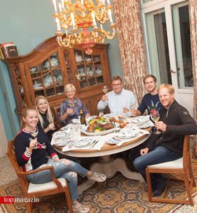 Marie Linsenhoff mit Top Magazin-Redakteurin Annika John, Ann Kathrin Linsenhoff sowie Klaus Martin Rath und seine Söhne Henrik und Matthias