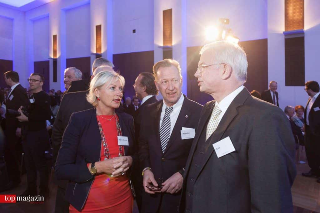 IHK Darmstadt-Präsidentin Prof. Dr. Kristina Sinemus mit Ministerialdirigent Folke Mühlhölzer und Ministerpräsident a.D. Roland Koch