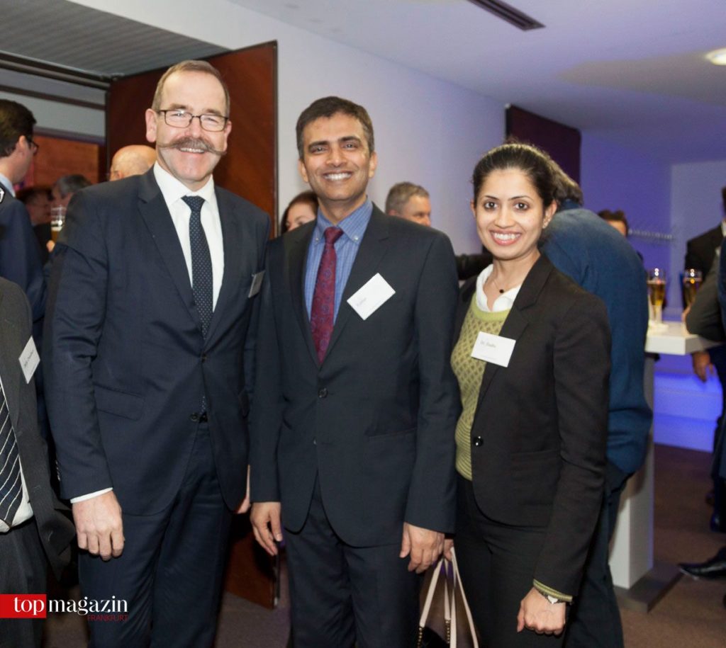 Mercedes Frankfurt-Chef Burkhard Wagner mit dem indischen Generalkonsul Raveesh Kumar und Dr. Kasturi Dadhe
