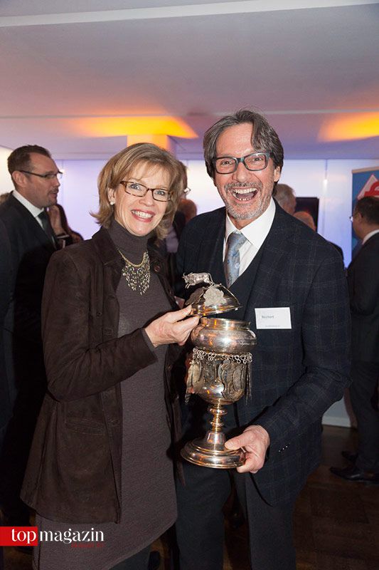 Stolz zeigt Fleischerinnungschef Thomas Reichert (Haxen Reichert) den historischen Krug der Innung von 1711, aus dem schon sechs deutsche Kaiser tranken.