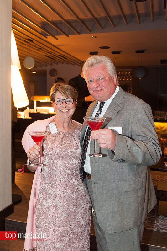 Angelika und Michael Hagspihl von der Gutsschänke Neuhof stoßen mit einem „Smoked Cosmopolitan“ an