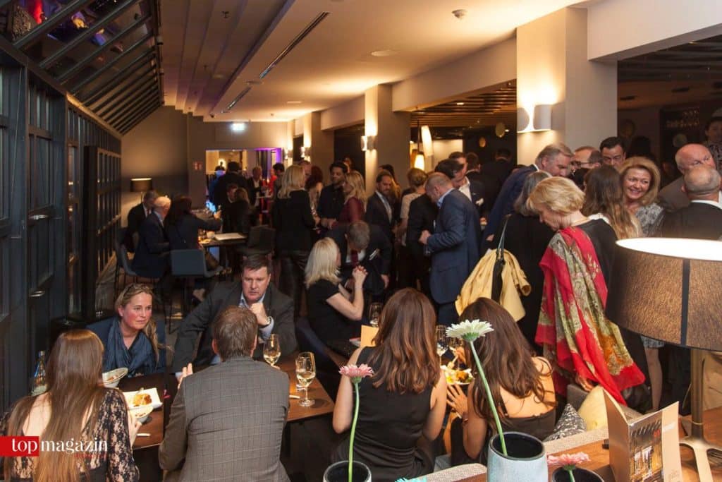Entspanntes Networken im neuen Restaurant The Legacy Bar & Grill