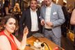 Gina Alessandra Marquardt Mercedes von der Mercedes Reyes Zigarrenlounge präsentiert die frisch gedrehte Zigarre.