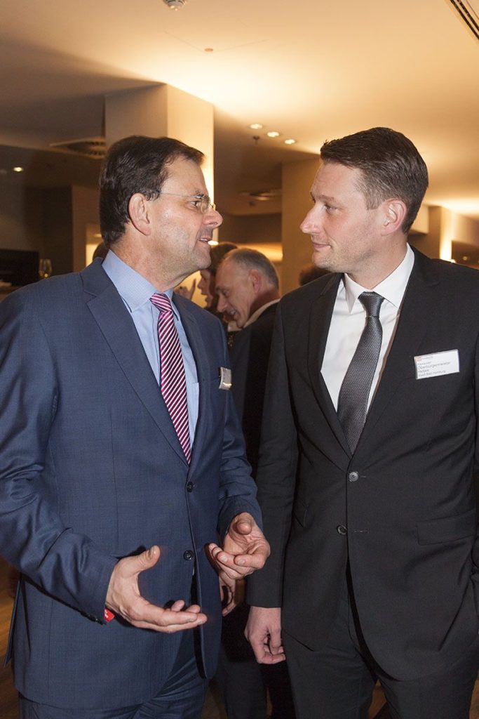 Hyundai-Deutschlandchef Marcus Schrick mit Bad Homburgs OB Alexander Hetjes