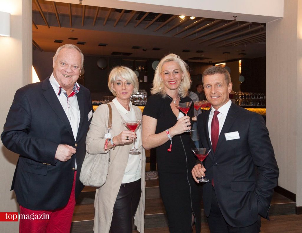 Rolf und Elisabeth Töpperwien zusammen mit Christiane Fehrmann und Stefan Hohmann (Naussauische Sparkasse)