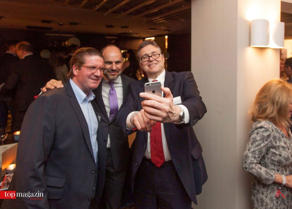 Schossen ein Erinnerungs-Selfie - Thomas Kremer (b-k-p Consulting), Ersin Soykandar (Feri Trust) und Bürgermeister a.D. Wilhelm Speckhardt (Speckhardt Consulting)