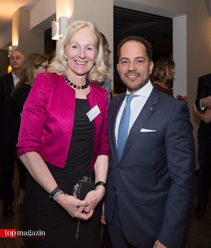 Staatssekretärin Dr. Bernadette Weyland mit Top Magazin-Verleger Michael Ruiss