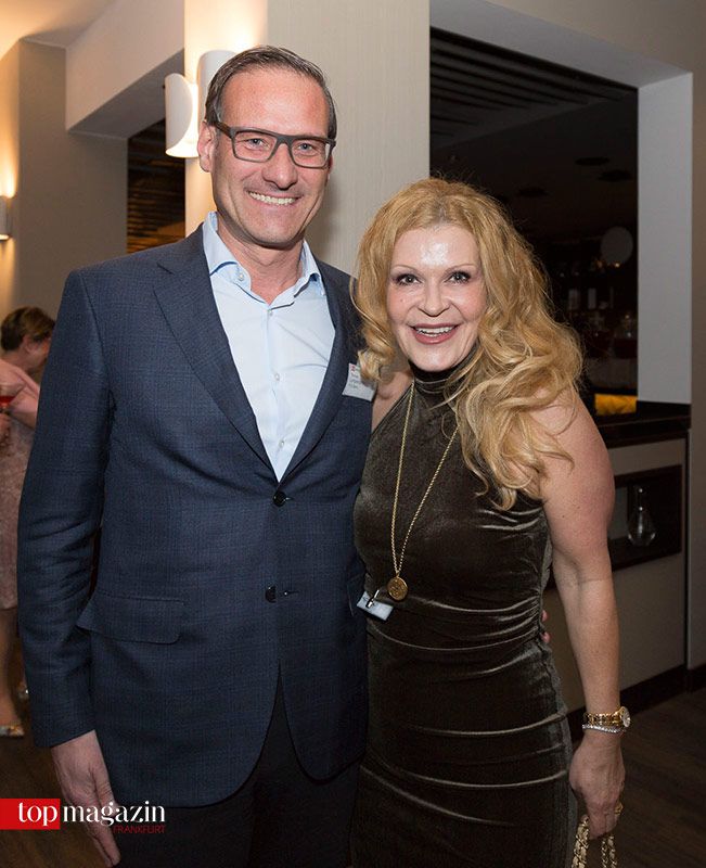 Thomas Lamperstorfer (FCA Bank) mit Eleonore Schmidt (Top Magazin)