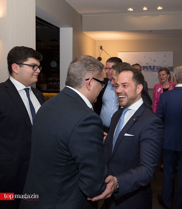 Top Magazin-Verleger Michael Ruiss begrüßt Piroz Khajehamid (Juwelier Rüschenbeck)