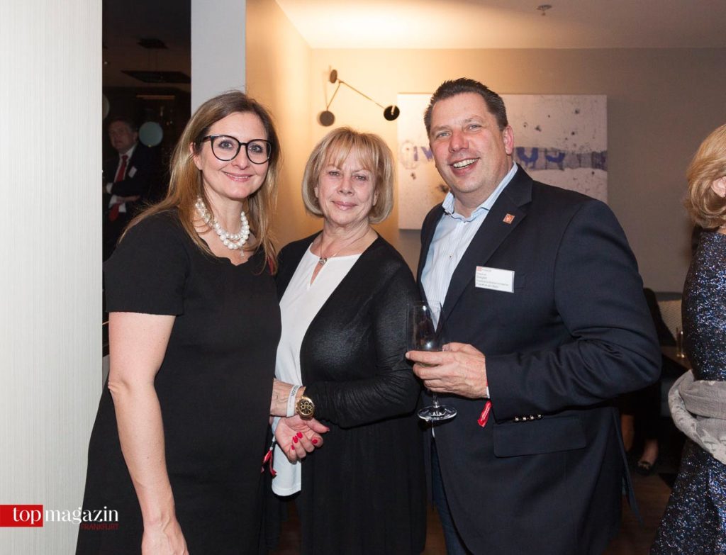 Yasmin Karpinsiki (Pure Art Studio), Silvia Karpinski-Schmitt (Auto Schmitt) und der Stadtverordnetenvorsteher Stephan Siegler