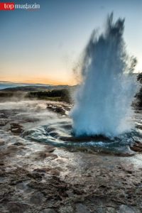 Heißes Wasser spritzt aus einem Geysir.